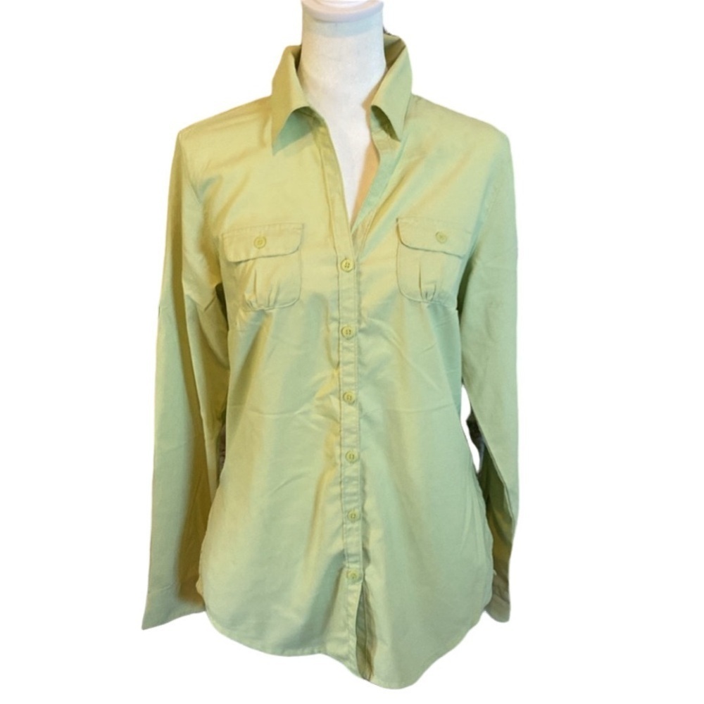 Columbia Omni Snap button-down shirt. Size S. Light Green.